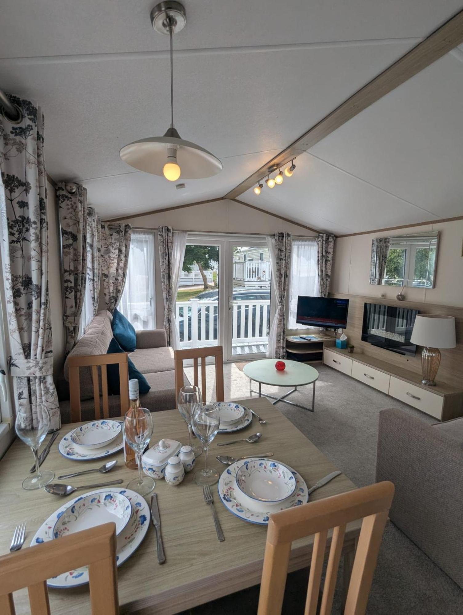 Lovely Bright And Airy Caravan On The 5 Star Shorefield Country Park Entertainment Passes Included Milford on Sea Bagian luar foto