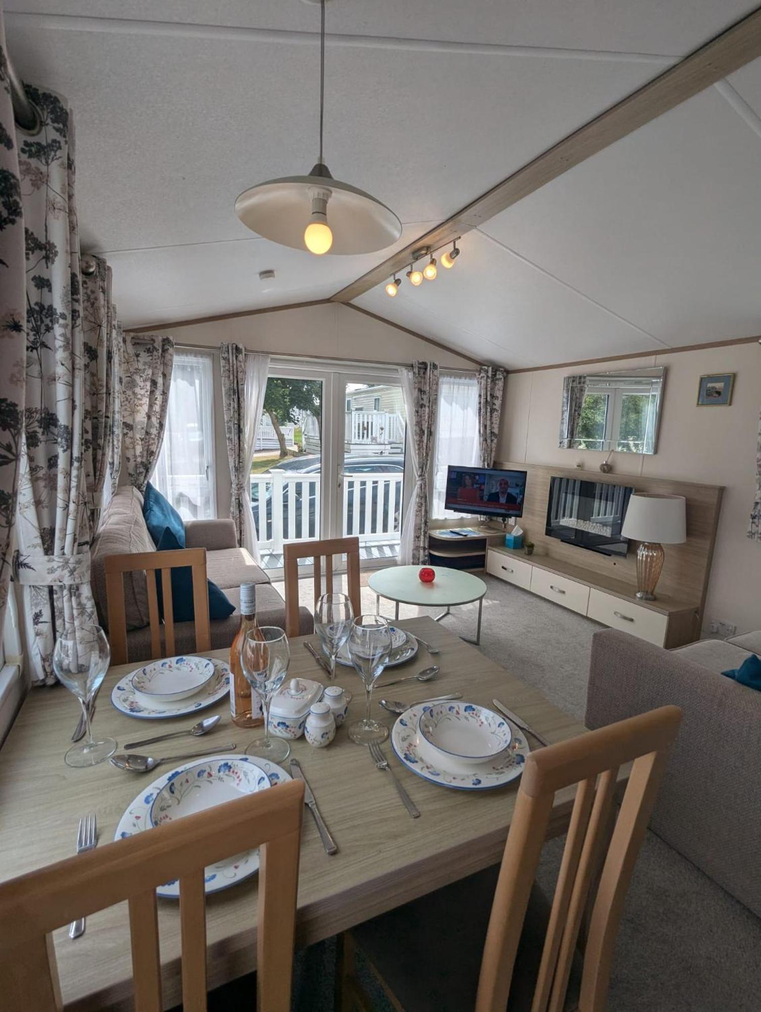 Lovely Bright And Airy Caravan On The 5 Star Shorefield Country Park Entertainment Passes Included Milford on Sea Bagian luar foto