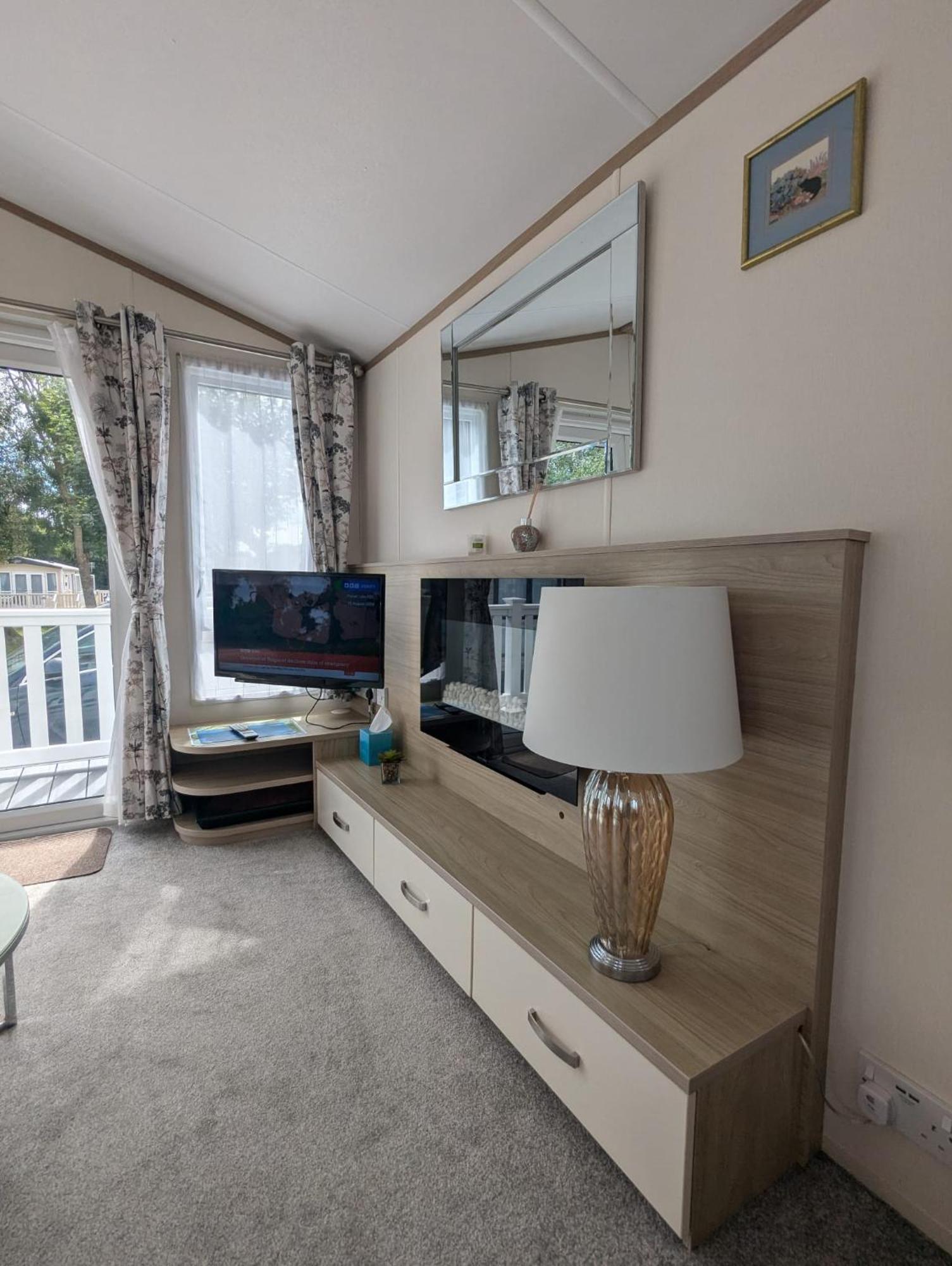 Lovely Bright And Airy Caravan On The 5 Star Shorefield Country Park Entertainment Passes Included Milford on Sea Bagian luar foto