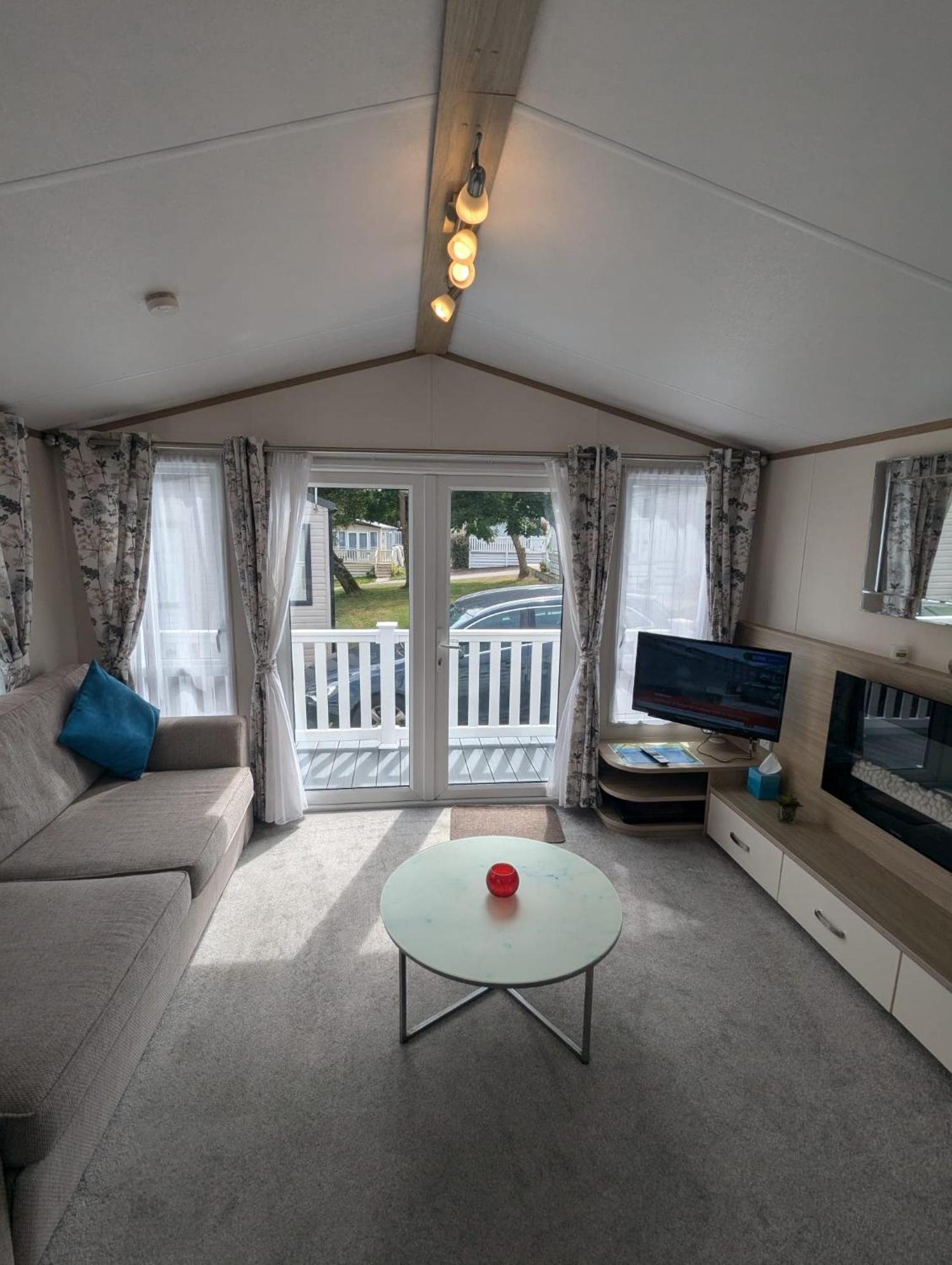 Lovely Bright And Airy Caravan On The 5 Star Shorefield Country Park Entertainment Passes Included Milford on Sea Bagian luar foto